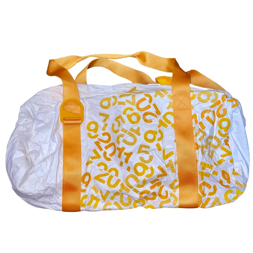 VTG NIKE WHITE AND YELLOW GRAPHIC LOGO DUFFLE-BAG 🌟